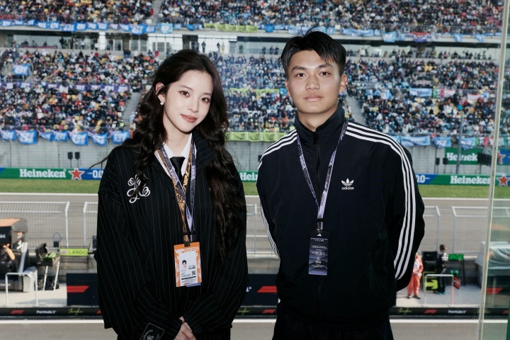 开云登录-蒯纪闻现场观战F1，与欧阳娜娜合照